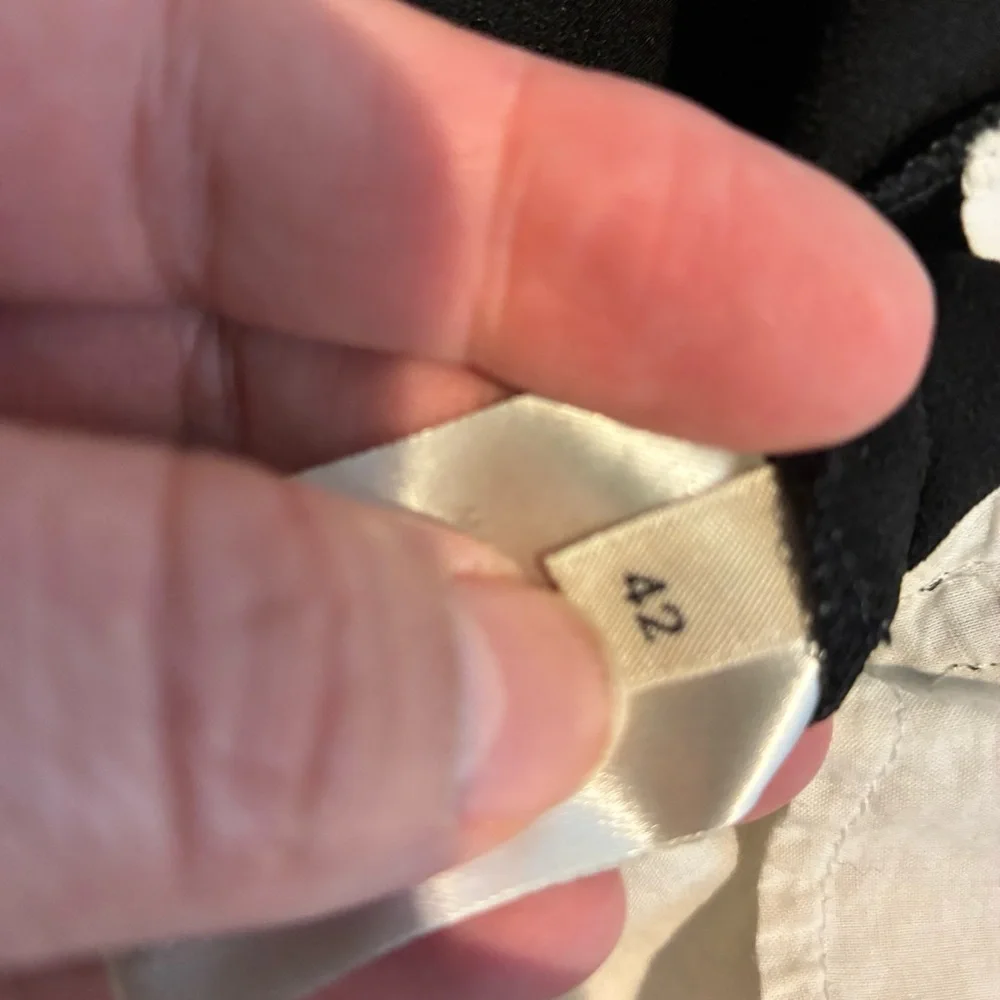 Celine | Black Cropped Pants - Picture 6 of 8